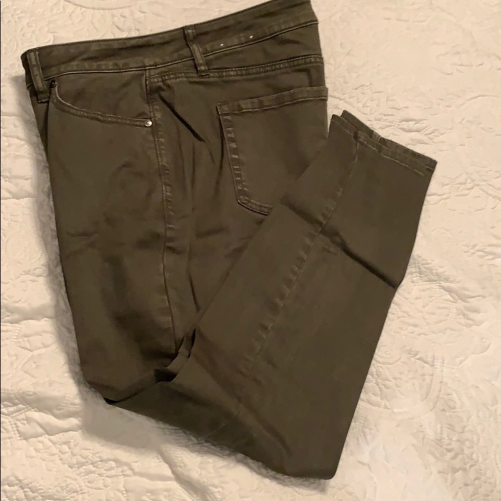 Lane Bryant Capri khaki green